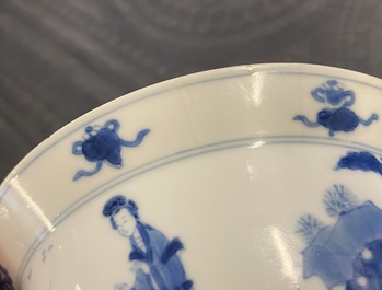 Deux bols de type klapmuts en porcelaine de Chine en bleu et blanc, Kangxi